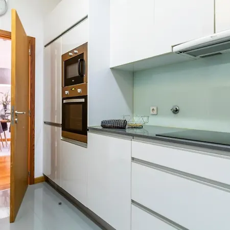 Mouzinho Downtown 2br W/ Parking By Lovelystay *