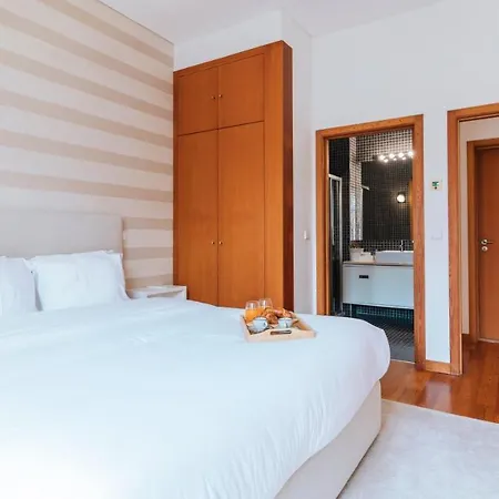 Mouzinho Downtown 2br W/ Parking By Lovelystay Apartment