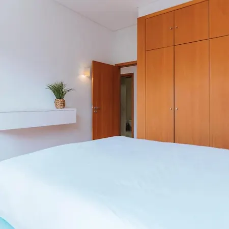 Mouzinho Downtown 2br W/ Parking By Lovelystay *