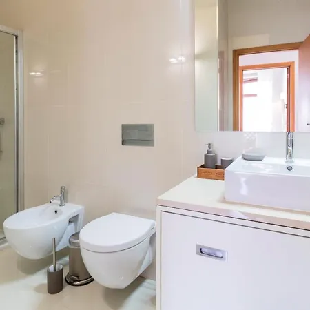 Mouzinho Downtown 2br W/ Parking By Lovelystay Apartment Porto